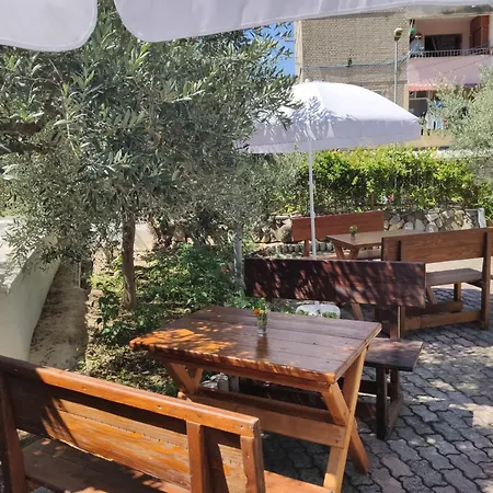 Elvish Garden Boutique לינה וארוחת בוקר בראט