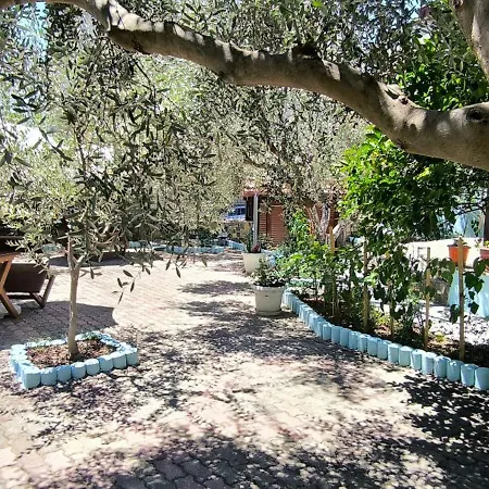 Elvish Garden Boutique לינה וארוחת בוקר 4*